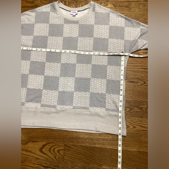 LulaRoe Tammy Top. Gray block pattern. Size Large - Picture 7 of 12